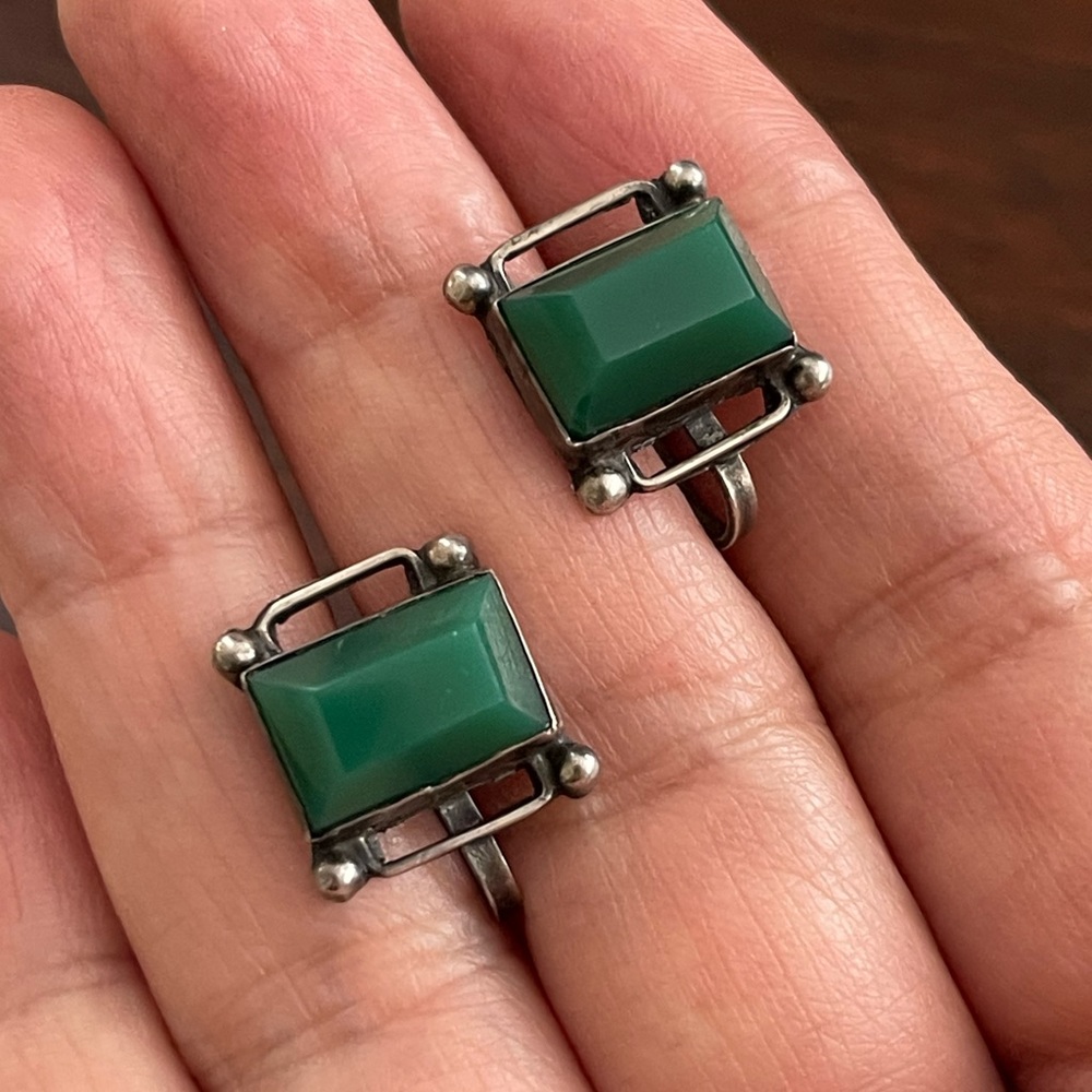 Art deco style glass chrysoprase solid silver screw back earrings - Picture 6 of 8